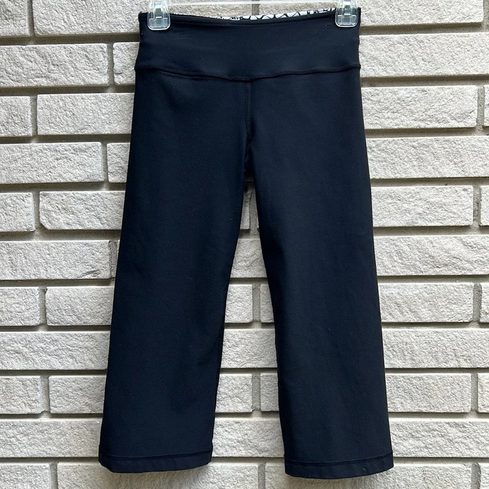 Lululemon Groove Crop Black / White Black Glacier Lace *Reversible Size 2 - Picture 11 of 14